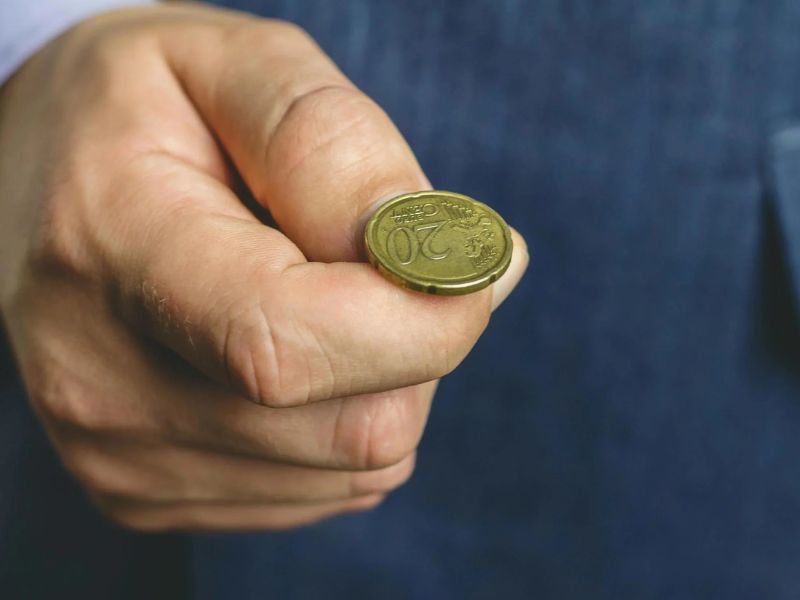 Với một đồng xu, người chơi sẽ chọn mặt "Ngửa" hoặc "Sấp" trước khi tung