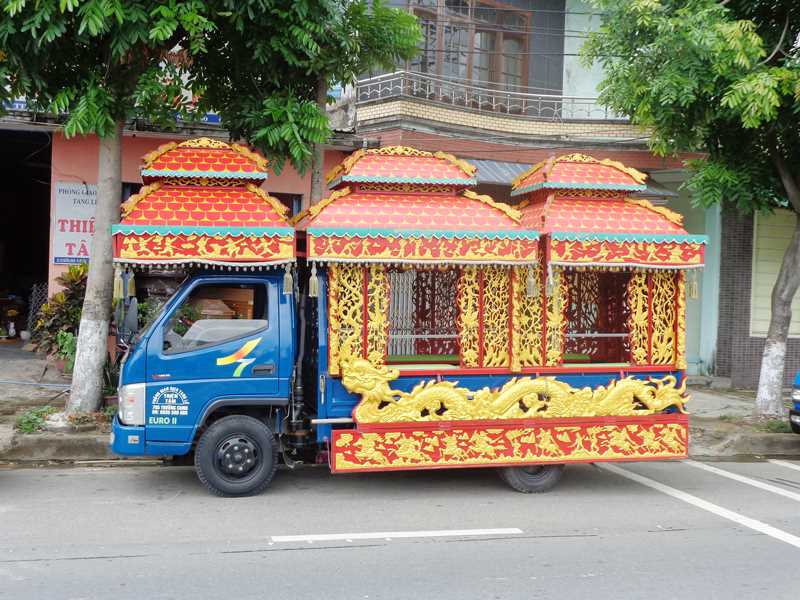 Mộng thấy xe rồng chở hàng xóm là chiêm bao đen đủi