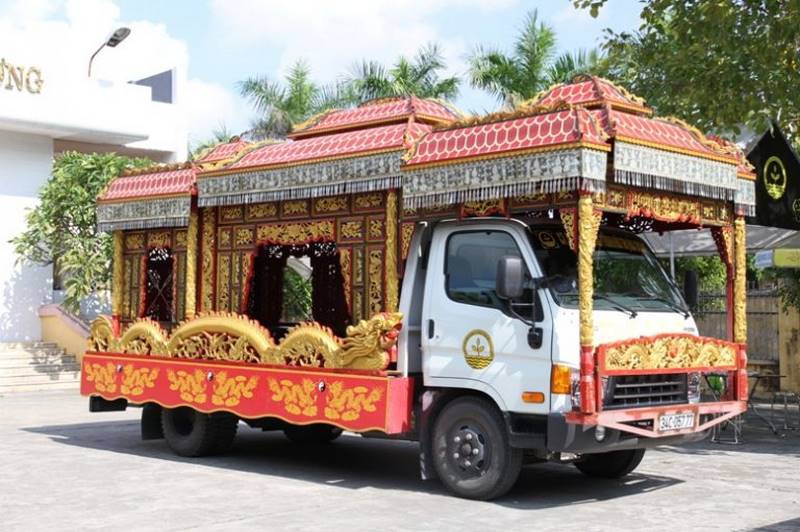 Chiêm bao thấy đi đưa ma người lạ trên xe rồng rất may mắn